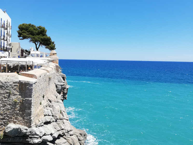 las murallas de peñíscola caen sobre el mar