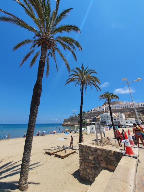 La playa norte de Peñíscola, con vistas al castillo