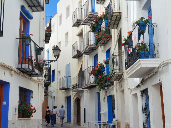 visitar las calles del casco antiguo de peñíscola es una experiencia totalmente mediterránea
