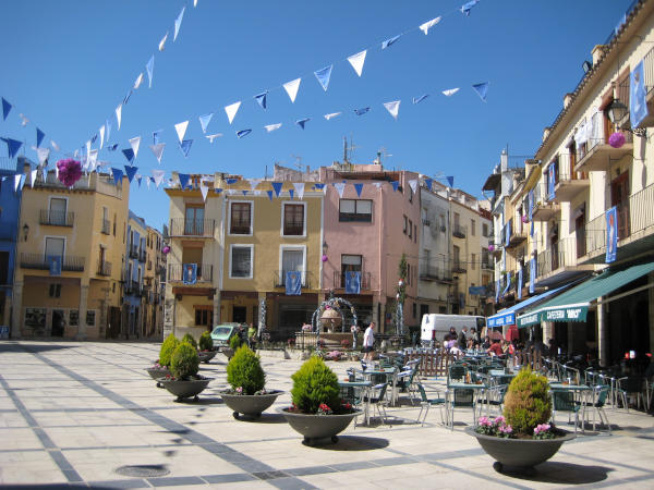en la plaza mayor de sant mateu encontraréis bares y restaurantes para comer